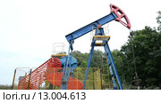 Добыча нефти. Нефтяная качалка. Стоковое видео, видеограф Mikhail Erguine / Фотобанк Лори