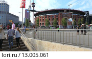 Барселона - 10 октября 2015: Метро Площадь Испании, Торговый центр Las Arenas Shopping Малл и много людей 10 октября 2015, Барселона, Каталония, Испания. Редакционное видео, видеограф Ekaterina Andreeva / Фотобанк Лори