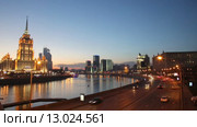 Ночная Москва и автомобильное движение на Краснопресненской набережной (2015 год). Стоковое видео, видеограф Наталья Волкова / Фотобанк Лори