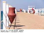 Урна для мусора на причале. Курорт Хургада, Египет (2015 год). Стоковое фото, фотограф Кекяляйнен Андрей / Фотобанк Лори