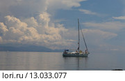 Яхта в море. Стоковое видео, видеограф Яна Королёва / Фотобанк Лори