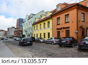 Клайпеда, улица Старого города, на заднем плане - высотное здание гостиницы "Amberton Klaipeda" (2015 год). Редакционное фото, фотограф Ольга Коцюба / Фотобанк Лори