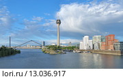 Медийная гавань Дюссельдорфа с телебашней Rheinturm и комплексом зданий Neuer Zollhof (Новая Таможня) на фоне облачного фронта, Германия (2015 год). Редакционное фото, фотограф Михаил Марковский / Фотобанк Лори