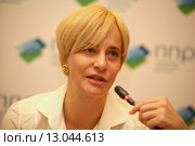 Пресс-конференция, посвященную выпуску нового продукта на рынке корпоративных платежей — Бизнес Card. Оксана Березина-коммерческий директор компании «Передовые Платежные Решения». (2015 год). Редакционное фото, фотограф Александр С. Курбатов / Фотобанк Лори