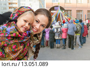 Счастливая молодая мама с дочерью в русских платках, Масленица. Стоковое фото, фотограф Юлия Кузнецова / Фотобанк Лори