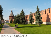 Город Тула. Дорога, ведущая вдоль стены Спасской башни Тульского кремля на фоне голубого неба осенью (2015 год). Редакционное фото, фотограф Игорь Низов / Фотобанк Лори