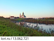 Россия. Суздаль. Вид на реку Каменка и Ильинскую церковь (2015 год). Стоковое фото, фотограф Татьяна Белова / Фотобанк Лори