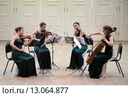 Струнный квартет «Art-Elles» Санкт-Петербургской государственной консерватории им Н.А.Римского-Корсакова выступает в финале Второго Всероссийского музыкального конкурса в городе Москве, России (2015 год). Редакционное фото, фотограф Николай Винокуров / Фотобанк Лори