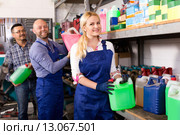 Troubleshooters and superviser at storage. Стоковое фото, фотограф Яков Филимонов / Фотобанк Лори