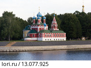 Церковь царевича Димитрия "на крови". Вид на Угличский Кремль. Углич. Россия. (2015 год). Редакционное фото, фотограф Алексей Хорошилов / Фотобанк Лори