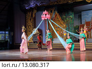 Тайское танцевальное шоу для туристов в Паттайе. Королевство Таиланд (2013 год). Редакционное фото, фотограф Григорий Писоцкий / Фотобанк Лори