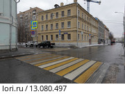 Москва, строительство нового дома примыкающего к дому 16 на Озерковской набережной зимой (2015 год). Редакционное фото, фотограф Дмитрий Неумоин / Фотобанк Лори