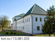 Здание на территории Рыльского Свято-Николаевского монастыря. Город Рыльск. Курская область (2015 год). Стоковое фото, фотограф Сергей Лаврентьев / Фотобанк Лори
