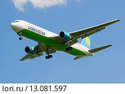 Самолет Boeing 767-33PER4 (UK-627003) компании Uzbekistan Airways в полете (2015 год). Редакционное фото, фотограф Виктор Карасев / Фотобанк Лори