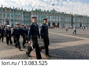 Мальчики в морской форме идут строем на Дворцовой площади на фоне Эрмитажа в центре города Санкт-Петербург, Россия (2015 год). Редакционное фото, фотограф Николай Винокуров / Фотобанк Лори