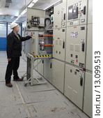 Electrician provides maintenance Indoor High Voltage Vacuum DC Circuit Breaker. Инженер электрик осматривает крытый вакуумный высокого напряжения автоматический выключатель (2007 год). Редакционное фото, фотограф Владимир Григорьев / Фотобанк Лори
