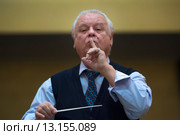 Главный дирижёр Юрий Иванович Симонов дирижирует Академическим симфоническим оркестром Московской филармонии во время репетиции оркестра в городе Москве, Россия (2015 год). Редакционное фото, фотограф Николай Винокуров / Фотобанк Лори