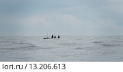 Tourist fishing in the Pacific Ocean, Skeena-Queen Charlotte Regional District, Haida Gwaii, Graham Island, British Columbia, Canada. Стоковое фото, фотограф Keith Levit / Ingram Publishing / Фотобанк Лори