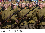 Российские солдаты в форме времен Второй мировой войны идут строем во время парада, посвященного 70-й годовщине Победы в Великой Отечественной войне, на Красной площади в городе Москве, Россия (2015 год). Редакционное фото, фотограф Николай Винокуров / Фотобанк Лори
