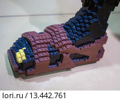 Нога человека в тапке из конструктора Lego (2015 год). Редакционное фото, фотограф Вячеслав Палес / Фотобанк Лори