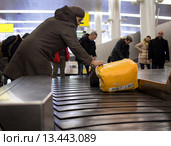 Получение багажа (2015 год). Редакционное фото, фотограф Вячеслав Палес / Фотобанк Лори