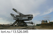 Гигантский укладчик absetzer Takraf Ers 710 возле Воскресенска, Россия. Редакционное видео, видеограф Павел Котельников / Фотобанк Лори