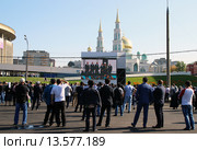 Люди смотрят на экране трансляцию церемонии открытия Московской соборной мечети (2015 год). Редакционное фото, фотограф Данила Васильев / Фотобанк Лори