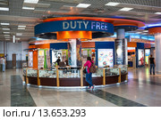 Магазин-ларек Duty Free в аэропорту Хургады, Египет (2015 год). Редакционное фото, фотограф Кекяляйнен Андрей / Фотобанк Лори