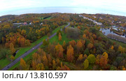 Петергоф, золотая осень, полет над Английским парком. Аэросъемка. (2015 год). Редакционное видео, видеограф Всеволод / Фотобанк Лори
