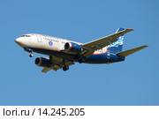 Летящий самолет Boeing 737-5Y0 (VP-BQI ) компании Нордавиа  крупным планом (2015 год). Редакционное фото, фотограф Виктор Карасев / Фотобанк Лори