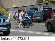 Люди переходят дорогу в неположенном месте. Олимпийский проспект. Москва (2009 год). Редакционное фото, фотограф lana1501 / Фотобанк Лори
