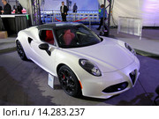 Автомобиль Alfa Romeo 4C на автосалоне в Лос-Анджелесе (2015 год). Редакционное фото, фотограф Роман Коротков / Фотобанк Лори