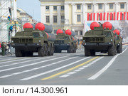 Колонна ракетных пусковых установок ЗРС С-300ПМ на репетиции парада в честь Дня Победы на Дворцовой площади. Санкт-Петербург (2015 год). Редакционное фото, фотограф Виктор Карасев / Фотобанк Лори
