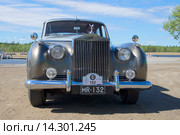 Автомобиль Rolls-Royce Phantom V крупным планом анфас (2015 год). Редакционное фото, фотограф Виктор Карасев / Фотобанк Лори