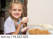 Веселая девочка испачканная в муке сделала пирожок с капустой. Стоковое фото, фотограф Иванов Алексей / Фотобанк Лори