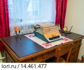 Рабочий стол в кабинете, дом Музей Н. Бирюкова, город Ялта (2015 год). Редакционное фото, фотограф Вячеслав Палес / Фотобанк Лори