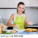 housewife cooking breadcrumbed croquettes. Стоковое фото, фотограф Яков Филимонов / Фотобанк Лори