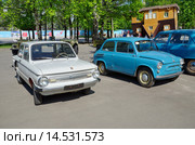 Автомобили "Запорожец" ЗАЗ-966 и ЗАЗ-965 (горбатый) на ВДНХ (ВВЦ) (2015 год). Редакционное фото, фотограф Елена Коромыслова / Фотобанк Лори