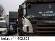 Грузовой автомобиль с табличкой "Пустой" стоит в пробке во время перекрытия МКАД в районе Ленинградского шоссе в городе Москве, Россия (2015 год). Редакционное фото, фотограф Николай Винокуров / Фотобанк Лори