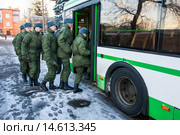 Призывники на посадке в автобус на плацу сборного пункта городского военного комиссариата отправляются к местам службы в воинские части (2013 год). Редакционное фото, фотограф Михаил Михин / Фотобанк Лори