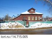 Село Рогачево, Дмитровский район Московской области. Деревянный дом у дороги (2013 год). Стоковое фото, фотограф Елена Коромыслова / Фотобанк Лори
