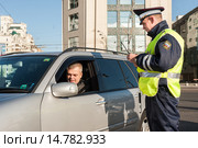 Сотрудник ДПС на службе беседует с водителем автомобиля. Городская улица (2013 год). Редакционное фото, фотограф Михаил Михин / Фотобанк Лори