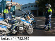 Автоинспекторы ГИБДД на мотоциклах патрулируют улицы Москвы (2013 год). Редакционное фото, фотограф Михаил Михин / Фотобанк Лори