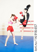 Muay thai woman fighting at boxing ring. Стоковое фото, фотограф Дмитрий Калиновский / Фотобанк Лори