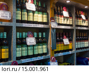 Полки с вином в фирменном магазине винзавода Массандра, Крым (2015 год). Редакционное фото, фотограф Вячеслав Палес / Фотобанк Лори