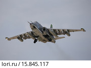 Взлёт штурмовика Су-25СМ ВКС России на боевое задание с подвешенными бомбами ОФАБ-250 и блоками неуправляемых ракет С-8КОМ. Редакционное фото, фотограф Михеев Алексей / Фотобанк Лори