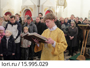 Алтарник читает послание Апостолов (2015 год). Редакционное фото, фотограф Дмитрий Неумоин / Фотобанк Лори