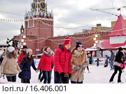 Люди на катке. ГУМ-каток на Красной площади. Москва (2015 год). Редакционное фото, фотограф Илюхина Наталья / Фотобанк Лори