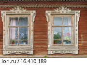 Россия, Архангельская область, г. Каргополь,  улицы Каргополя, жилой дом, вторая половина  ХIХ века, оконные наличники. (2015 год). Стоковое фото, фотограф Александр Циликин / Фотобанк Лори