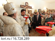 Епископ Серпуховской Роман произносит молитву перед причастием в храме города Чехов микрорайон Ровки, Московская область (2015 год). Редакционное фото, фотограф Дмитрий Неумоин / Фотобанк Лори
